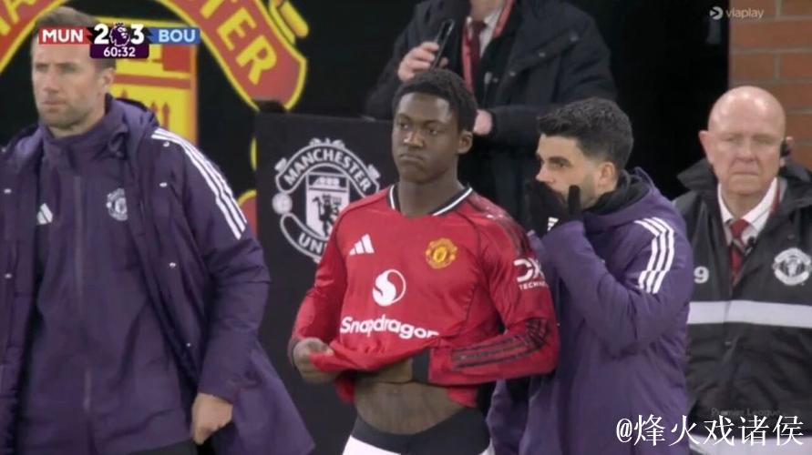 梅努哥哥身着“放人”T恤现身曼联,施压俱乐部放行 梅努哥哥身着“放人”T恤现身曼联,施压俱乐部放行