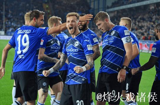 柏林赫塔球员抢断对手教练递给球员